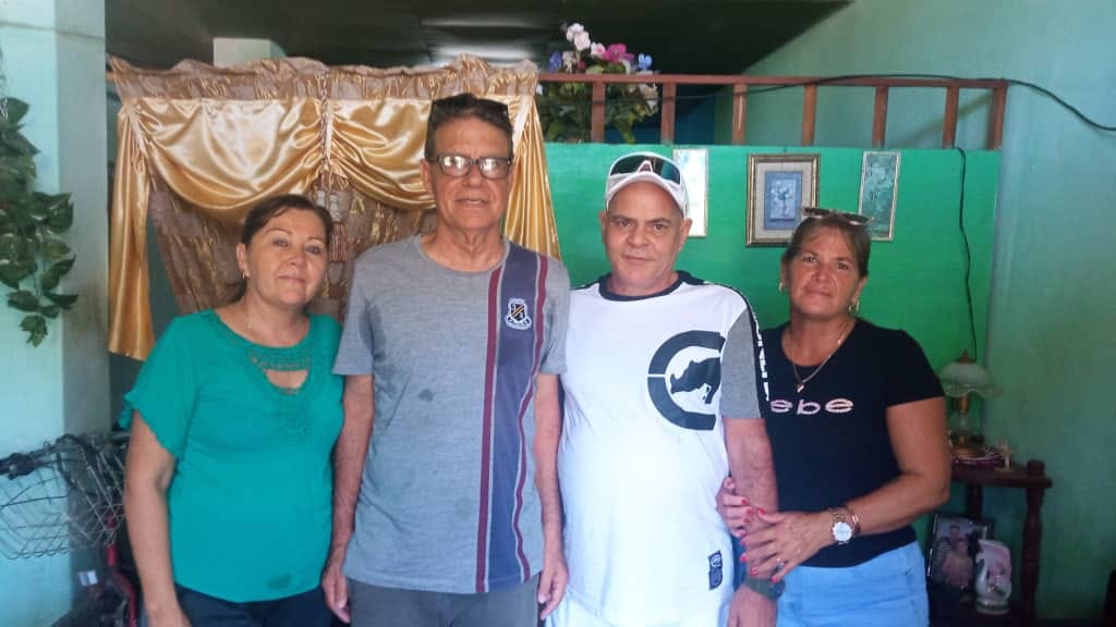 José Rodríguez Herrada (segundo por la derecha) junto a su familia luego de ser liberado.