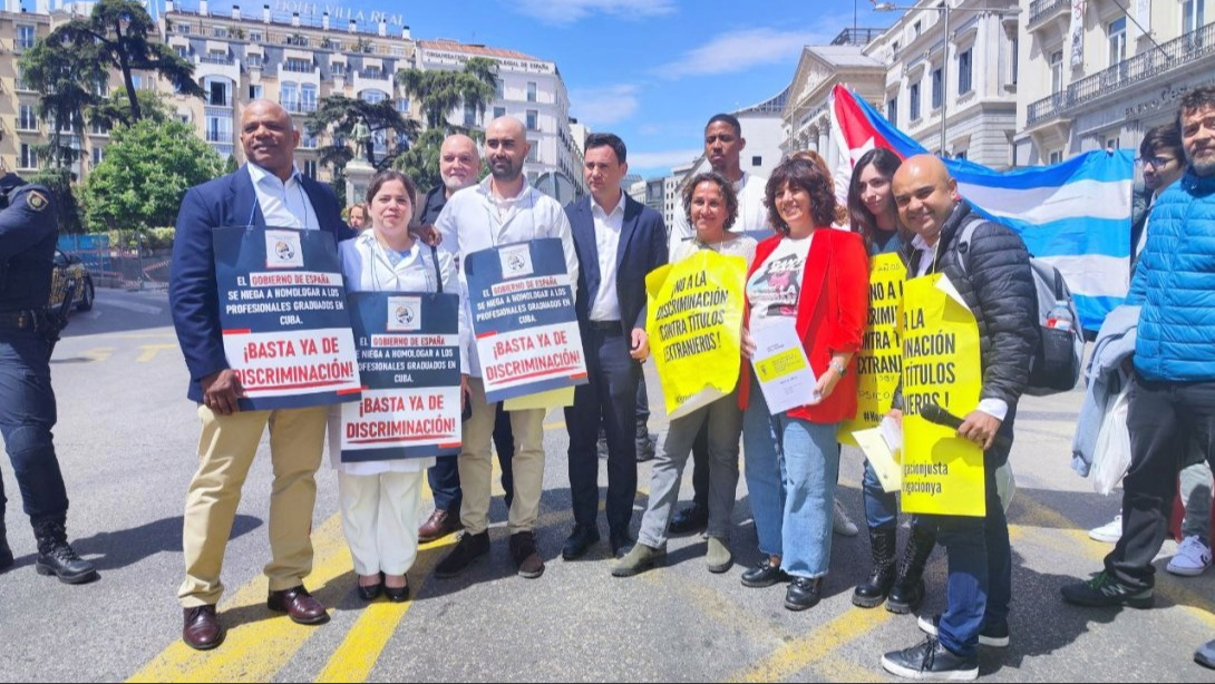 Protesta de médicos cubanos en Madrid en abril. 