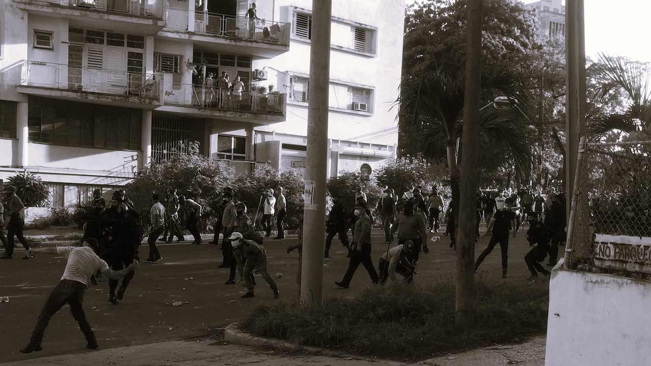 Policías, militares y agentes del régimen reprimen a manifestantes el 11 de julio de 2021. 