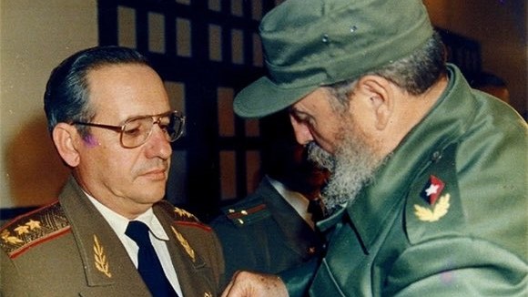 Ramón Espinosa Martín condecorado por Fidel Castro.