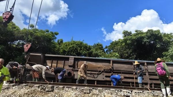 Trabajos en el tren descarrilado el viernes en Matanzas.