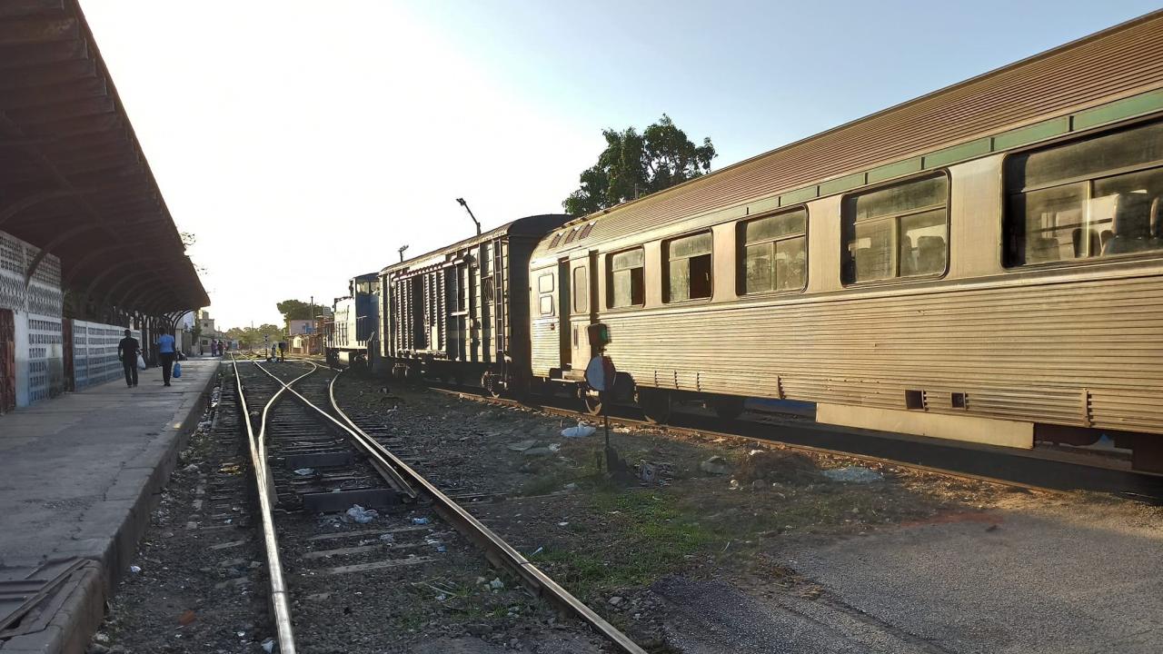 Tren de pasajeros en Cuba.