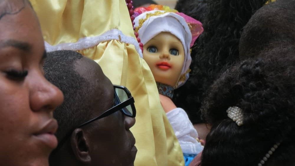 Cubanos en La Habana honran a la Virgen de la Caridad del Cobre.