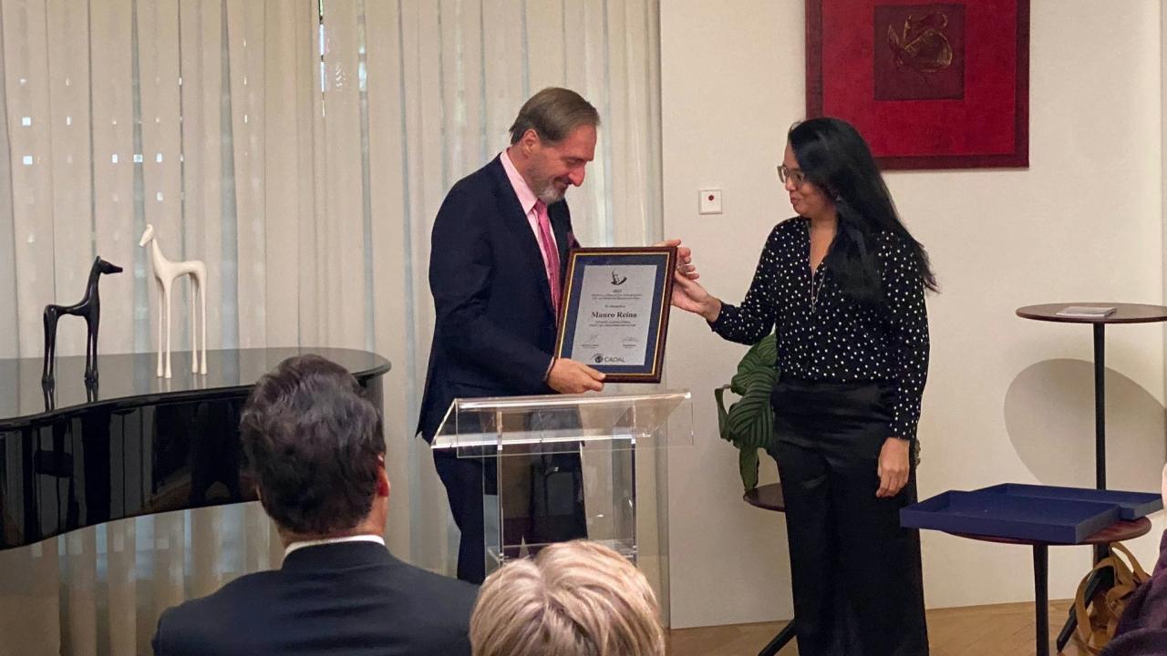 Mauro Reina recibe el Premio a la Diplomacia Comprometida con los Derechos Humanos en Cuba.