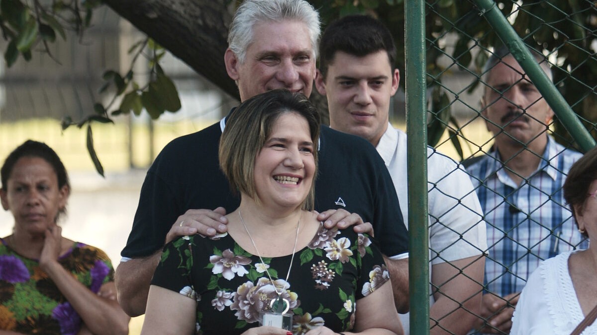 Lis Cuesta junto a Miguel Díaz-Canel.