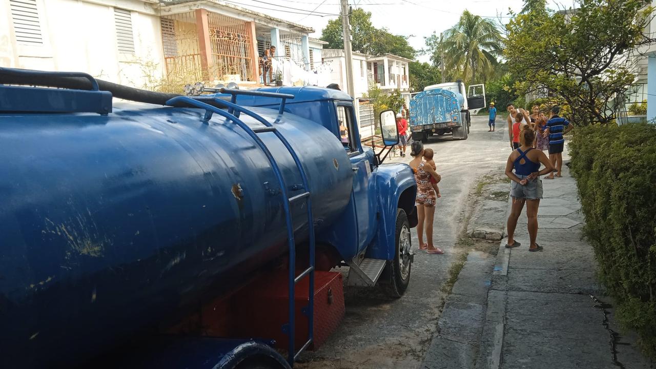 Pipas de agua en un barrio de Santiago de Cuba este domingo 27 de octubre.