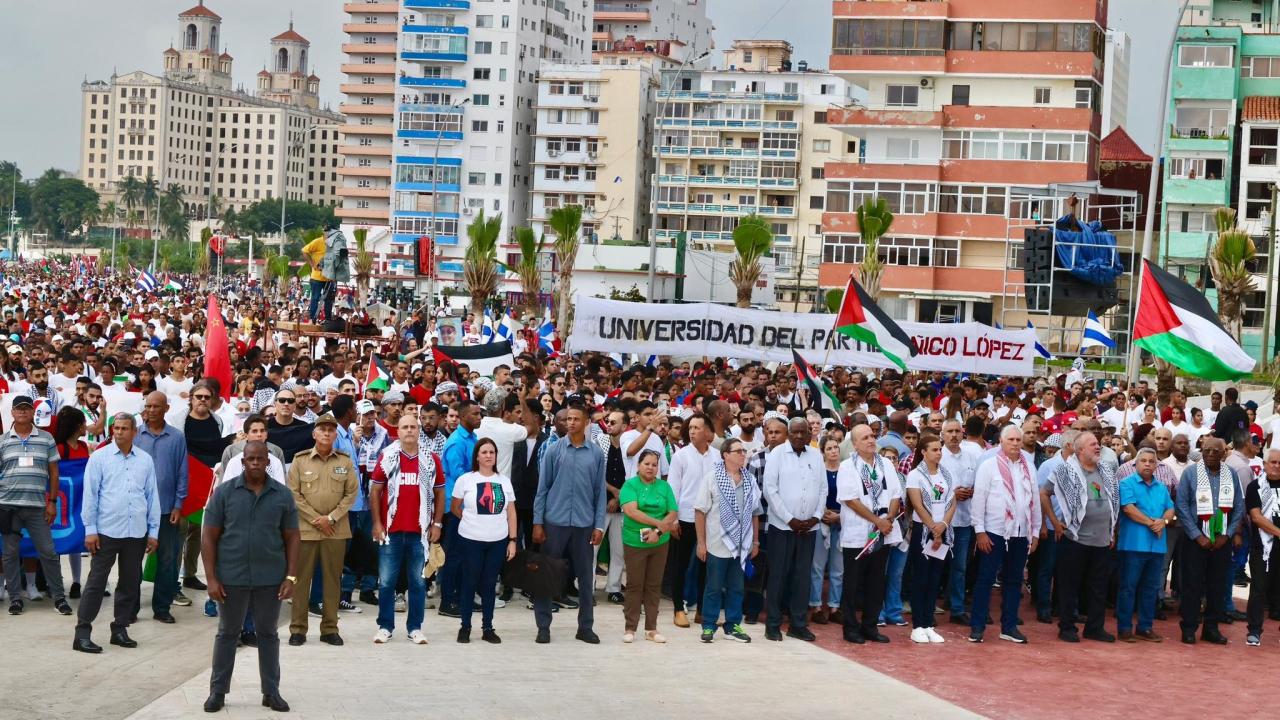 Alejandro Castro Espín en segunda fila, a la izquierda, detrás de un militar uniformado.