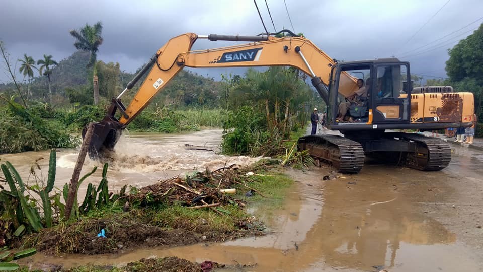 Una retroexcavadora trabaja en una zona inundada en Baracoa.