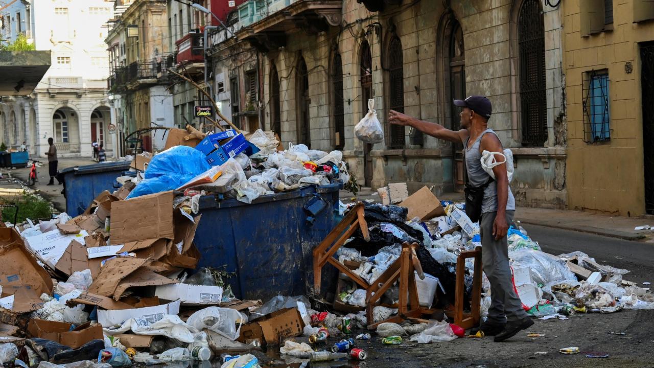 Basura acumulada en una calle de La Habana.