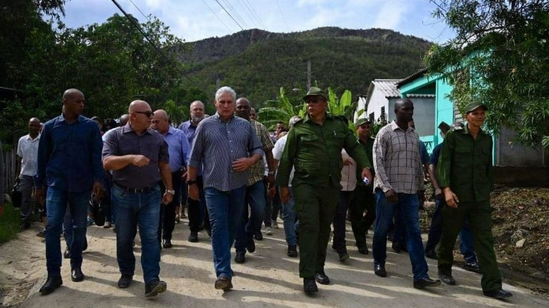 Miguel Díaz-Canel en Guantánamo tras el paso del huracán Oscar.