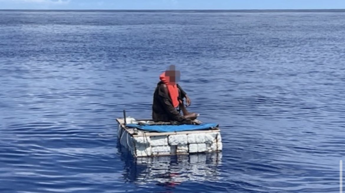 Un balsero cubano antes de ser rescatado por la Guardia Costera de EEUU.