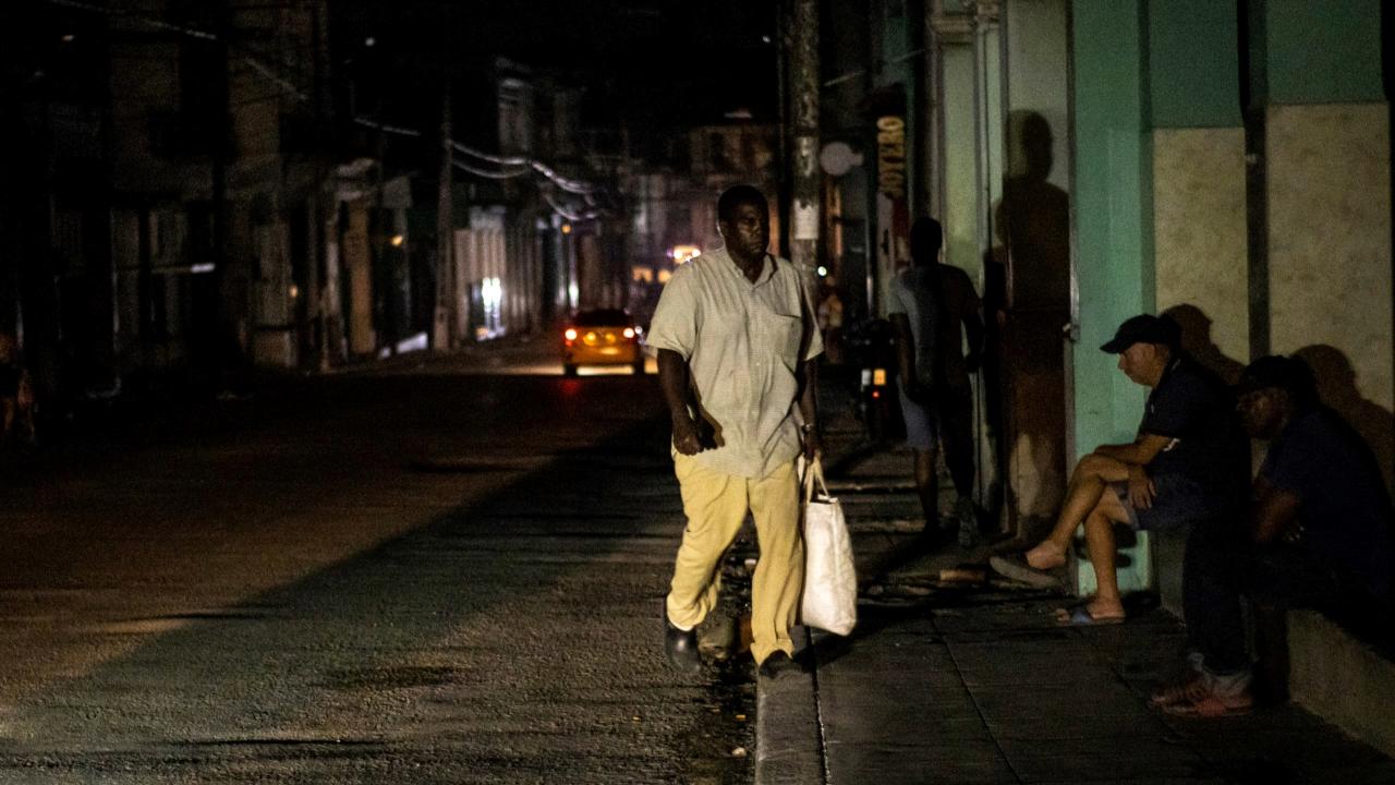 Una calle en Cuba durante el apagón masivo de este 18 de octubre.