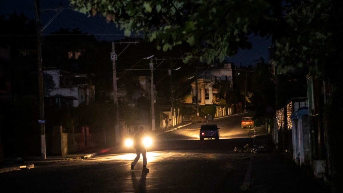 Una calle durante el apagón general en Cuba.