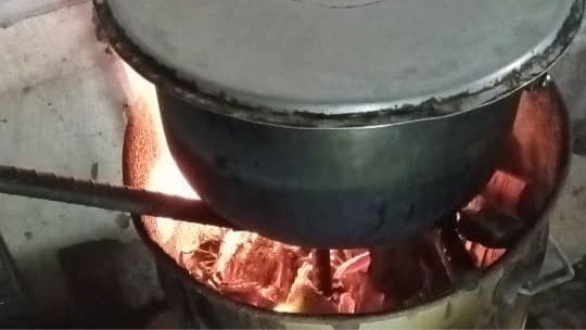 Una cubana cocina con leña dentro de su casa tras más de 24 horas de apagón.