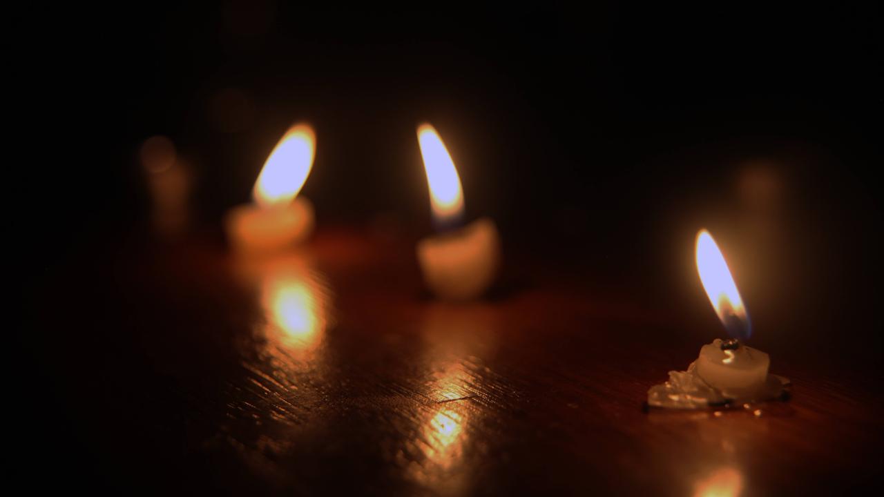 Velas encendidas durante un apagón en Cuba.