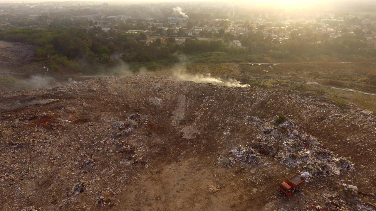 Quema de basura en el basurero de 100 y 114, en Marianao, La Habana.