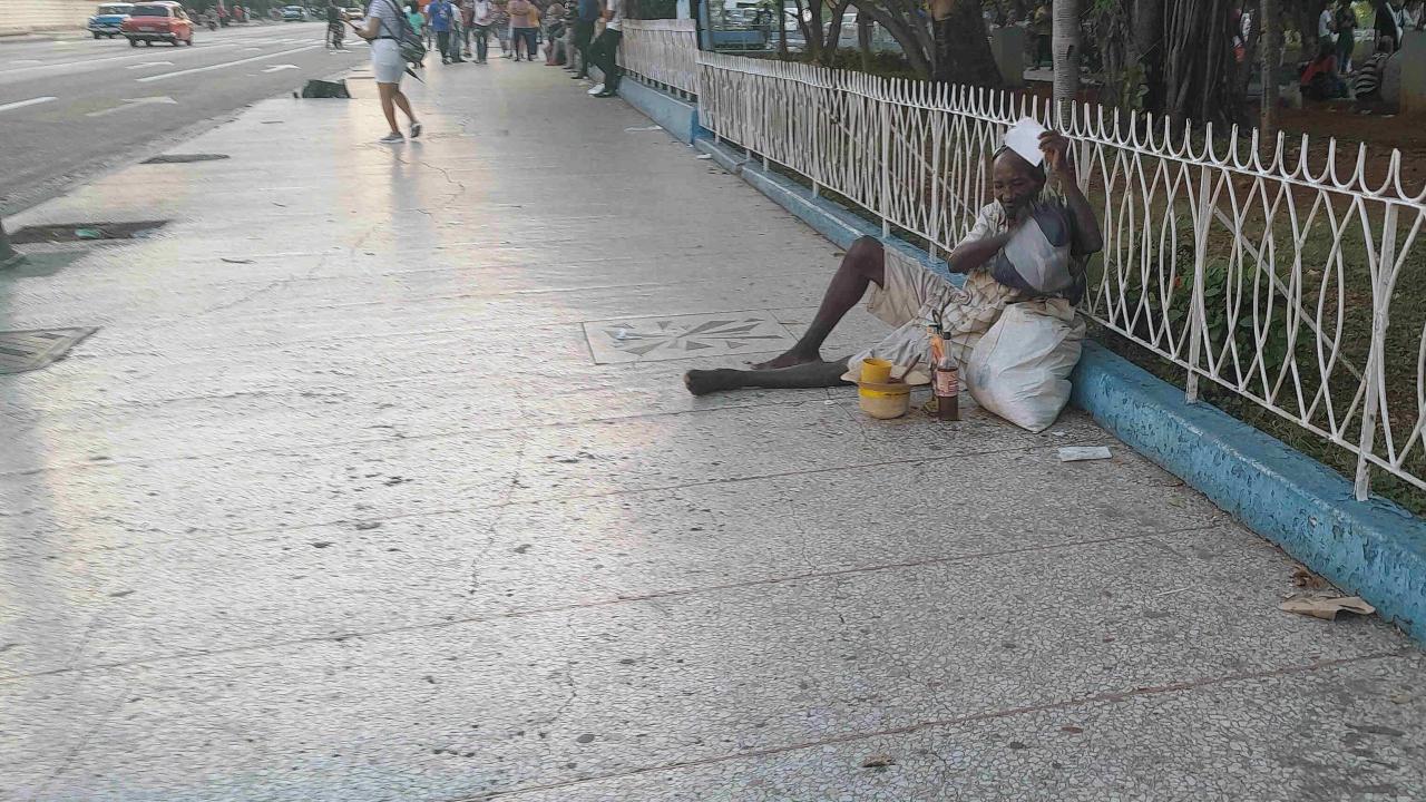 Un anciano viviendo en la calle en La Habana.