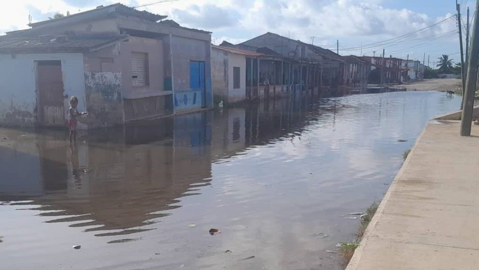 Inundaciones en Surgidero de Batabanó por la cercanía del huracán Milton.