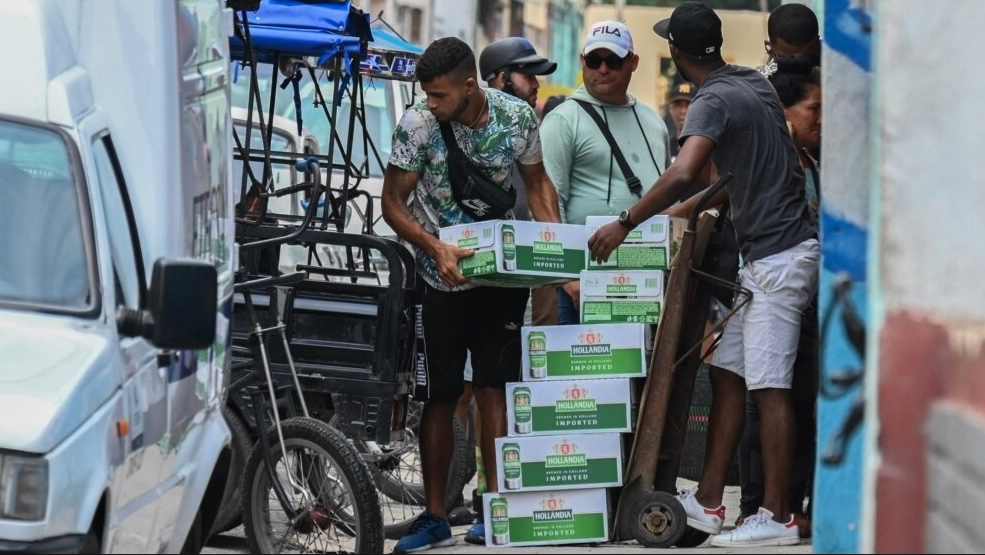 Descargando cervezas en un negocio privado en La Habana, 2023.