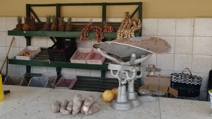 Un puesto de venta de productos del agro en Cuba.