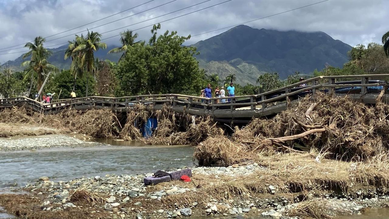 Un puente en Imías tras el paso de Oscar.