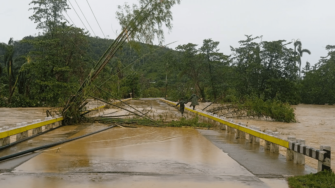 El cauce del río Duaba, desbordado sobre un puente en Baracoa.