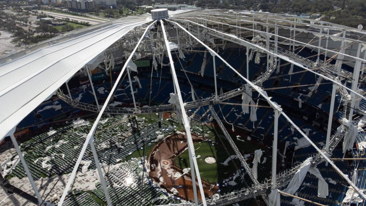 Techo del estadio de béisbol de Tampa tras el impacto de Milton.