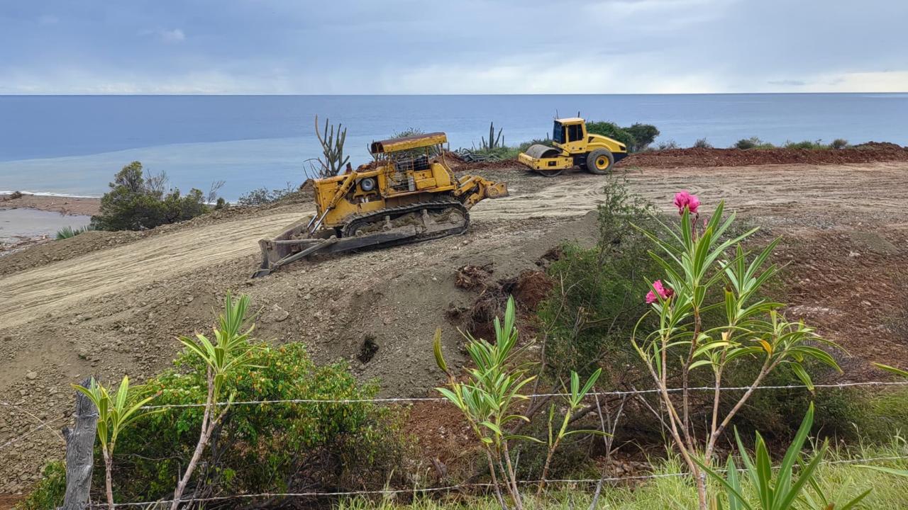 Vehículos de construcción abren vía terrestre a Imías desde Guantánamo.