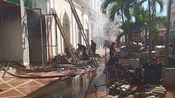 Incendio en una tienda de CIMEX en el boulevard de Cienfuegos.