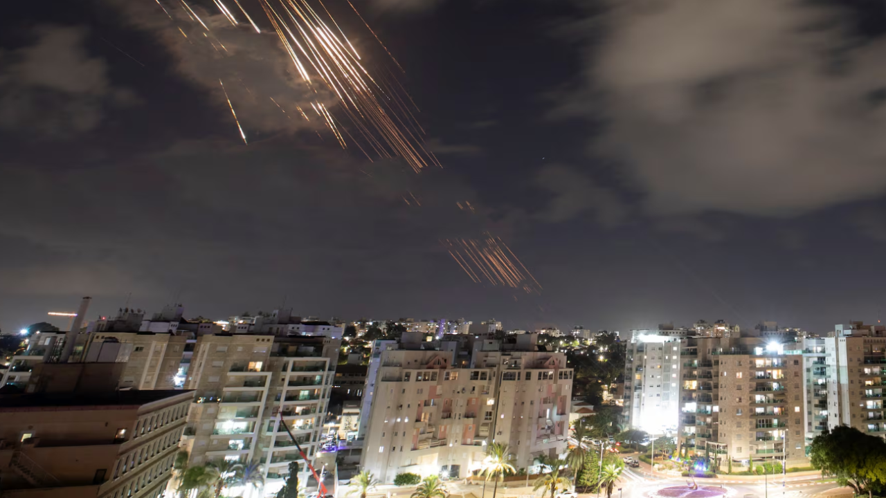 Intercepción de misiles iraníes por el escudo antiaéreo sobre una ciudad de Israel.