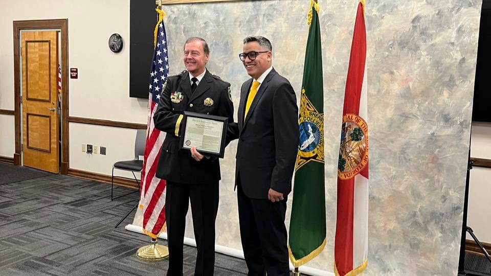 Manuel Milanés junto al Sheriff Kevin J Rambosk.