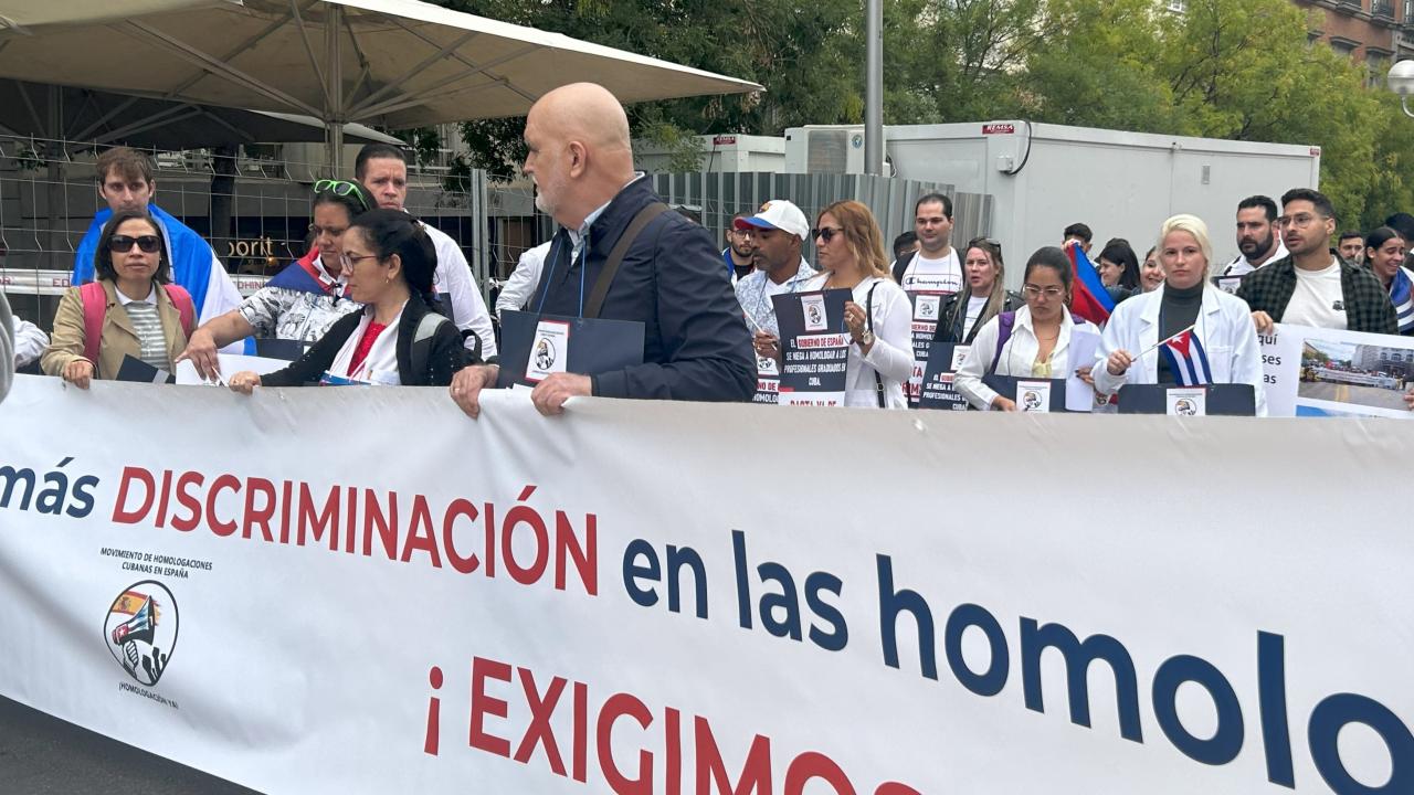 En el centro el doctor Julio Roque González