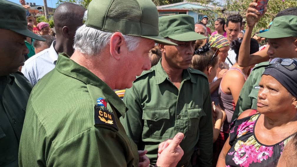 Díaz-Canel rodeado de militares en una visita relámpago a Guantánamo tras el huracán Oscar.