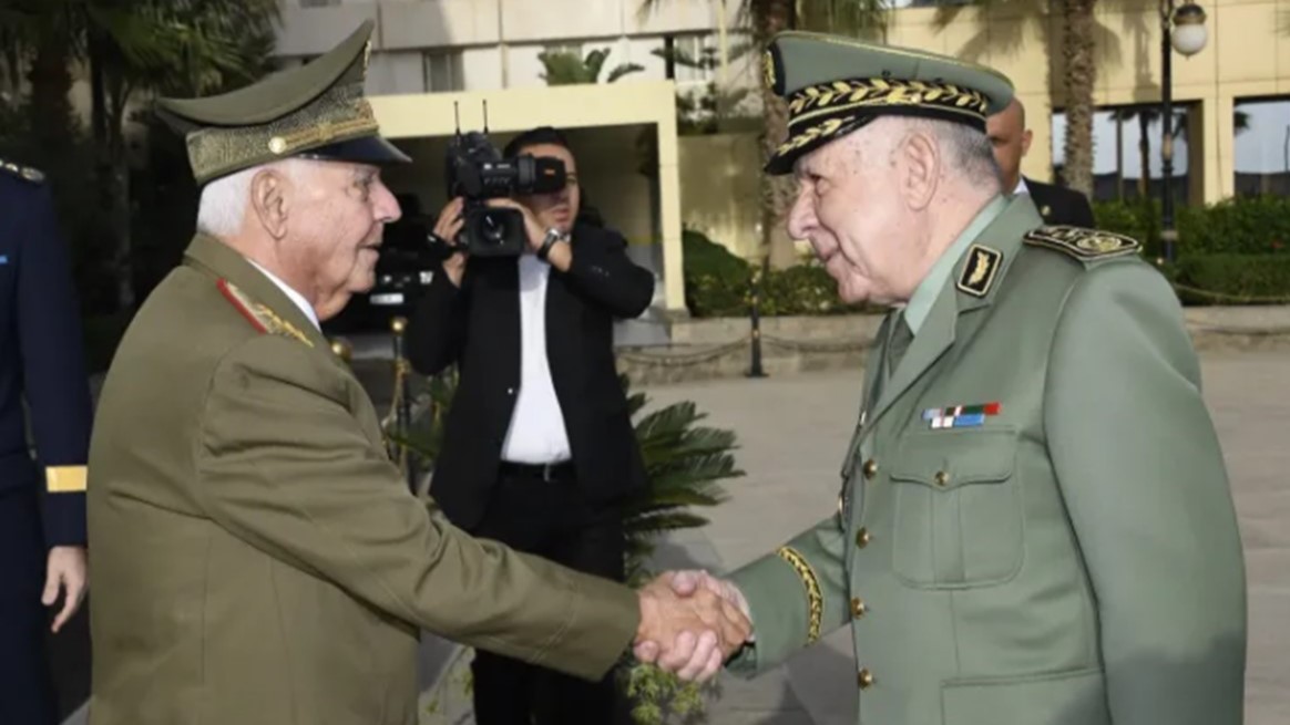 El viceministro de las FAR, general de Cuerpo de Ejército Joaquín Quintas Solá, junto al jefe del ejército argelino