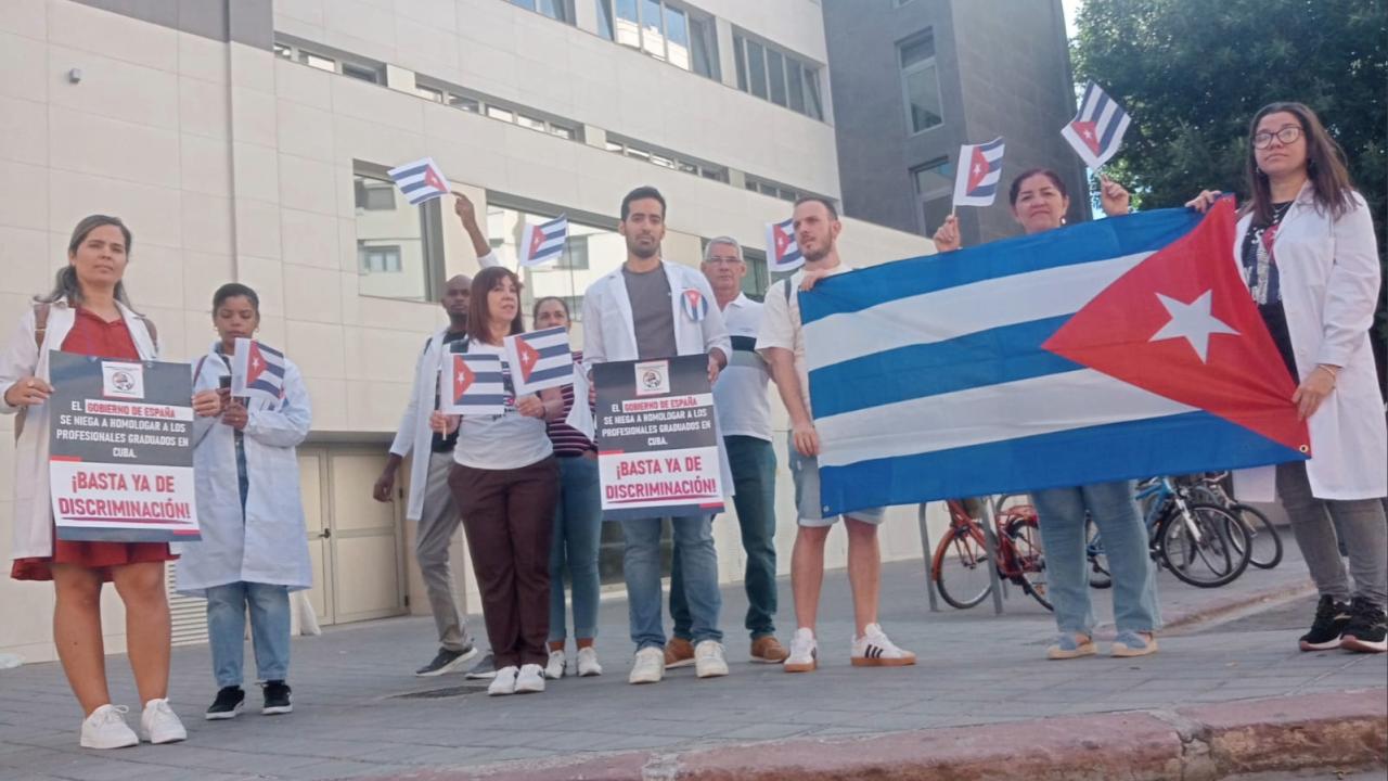 Médicos cubanos se manifiestan en Valencia por la homologación de sus títulos.