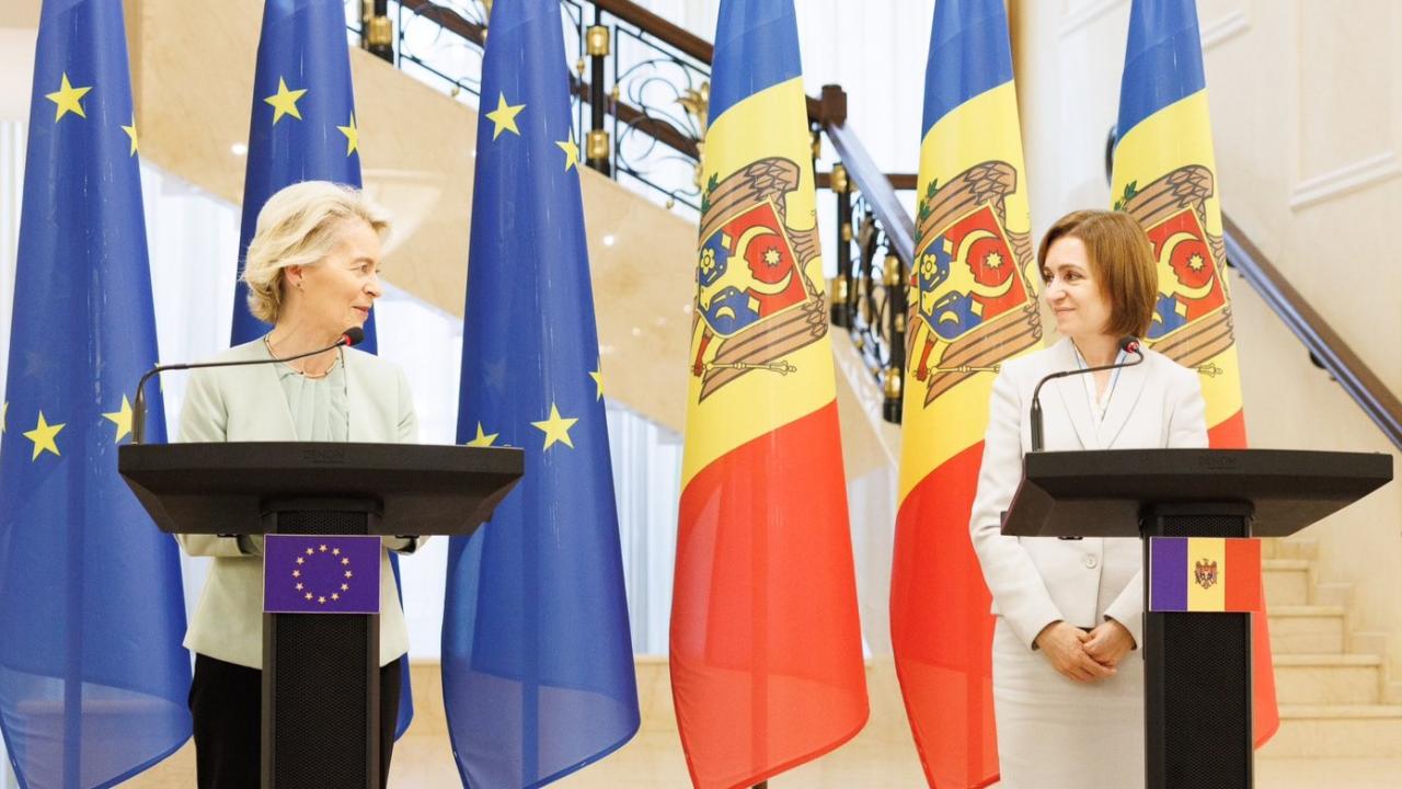 La presidenta de Moldavia junto a Ursula von der Leyen, presidenta de la Comisión Europea.