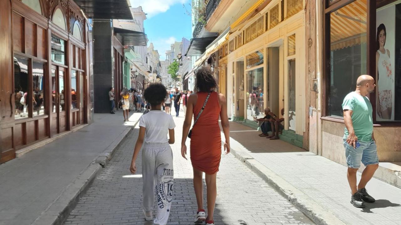 Women on a Havana street.