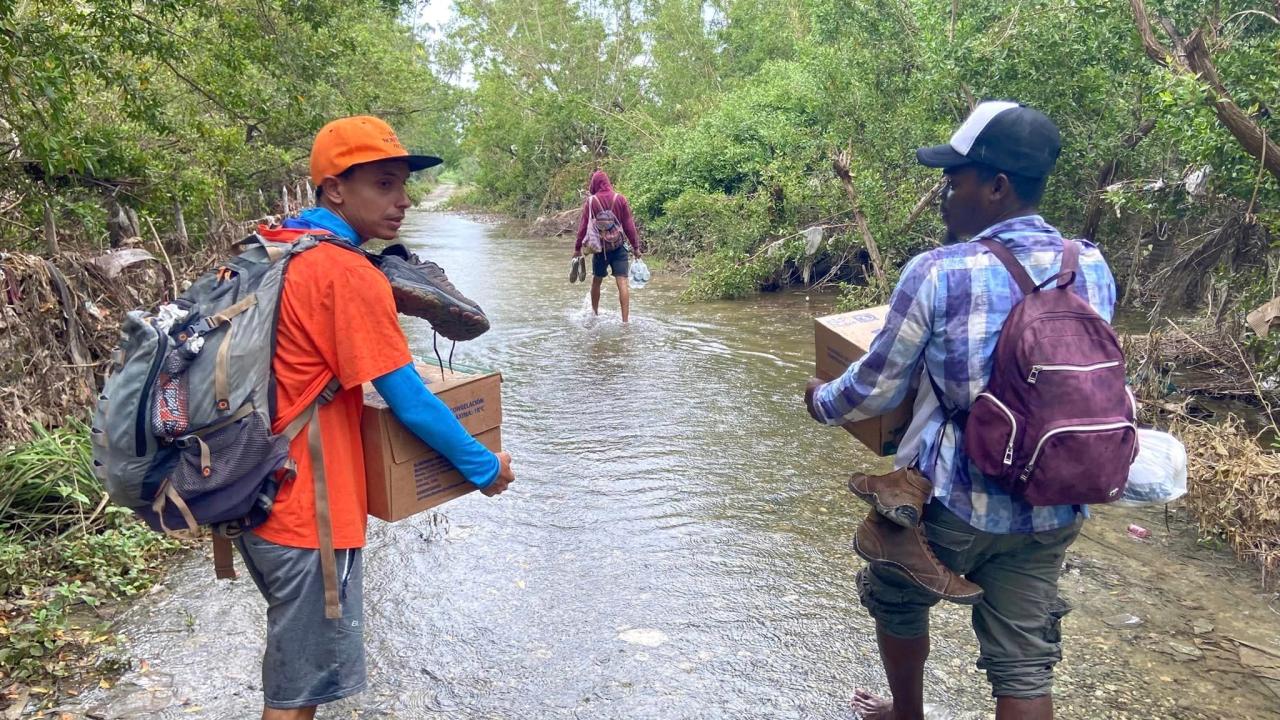 Cubanos llevan ayuda a lugares azotados por Oscar a los que no han llegado las autoridades.