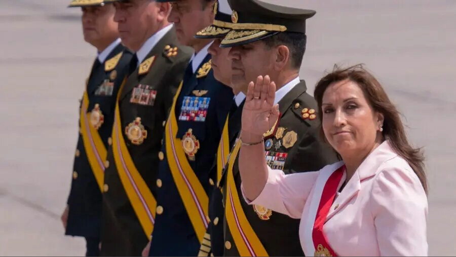 Dina Boluarte y altos oficiales del ejército peruano.