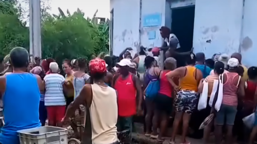 Cola para comprar pollo en Santiago de Cuba.