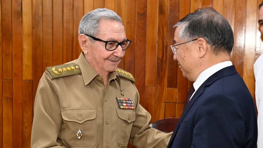 Raúl Castro recibe al jefe de Propaganda del Partido Comunista de China.