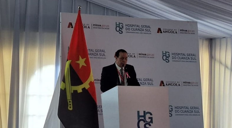 El ministro cubano de Salud Pública, José Ángel Portal Miranda, durante la inauguración del hospital en Angola. 