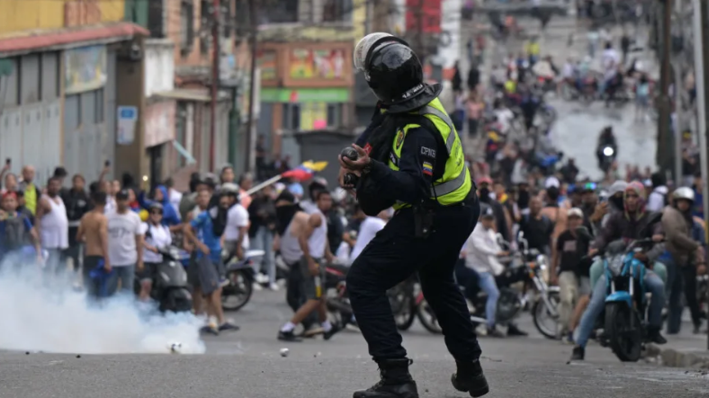 Manifestantes enfrentando a la Policía en Caracas el 29 de julio de 2024, un día después de las elecciones presidenciales venezolanas.