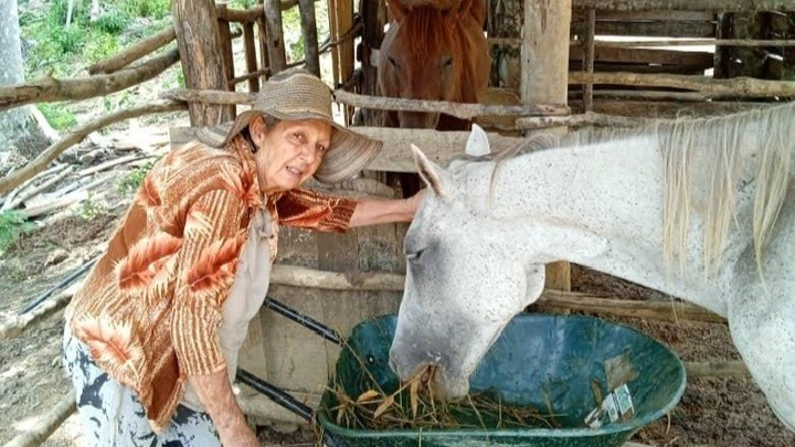 Isabel Urquiola, madre de los hermanos Ariel y Omara Ruiz Urquiola al frente de la Finca El Infierno.