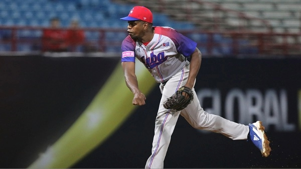 El pitcher cubano Frank Luis Medina durante un juego de preparación antes del Premier 12.