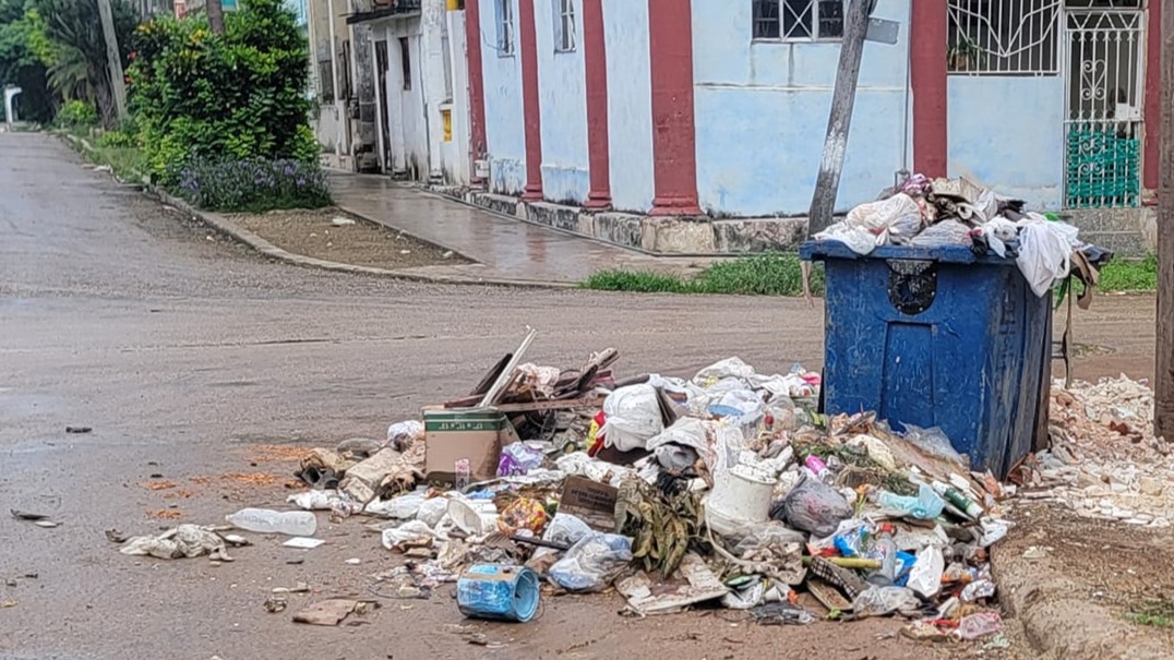 Acumulación de basura en una calle de La Habana.