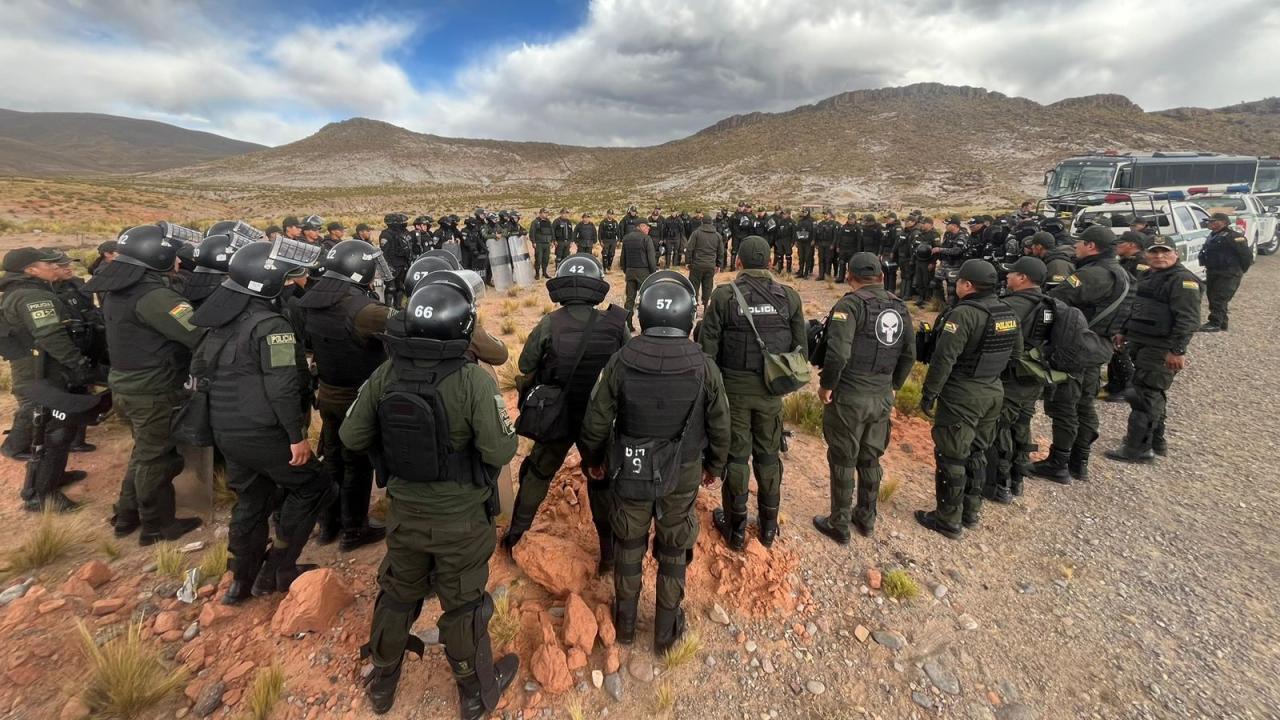 Despliegue militar en una zona de bloqueo en Bolivia.