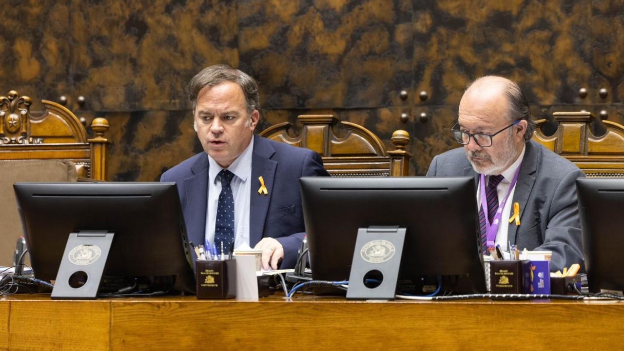 Matías Walker Prieto (Izq) en el Senado de Chile.