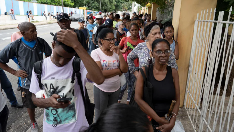 Cubanos hacen cola para comprar alimentos ante la cercanía del huracán Rafael.