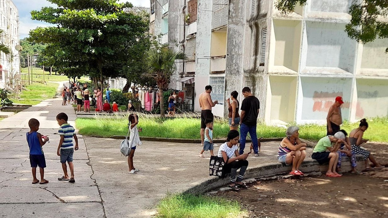 Residentes de Santiago de Cuba fuera de sus casas por temor a los sismos.